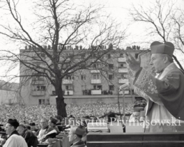 Do zgromadzonego tlumu wiernych przemawia Prymas S.Wyszynski.