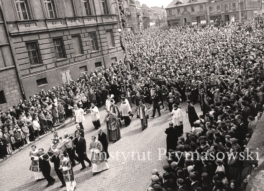 Kard.S.Wyszynski (blogoslawi) w procesji z relikwiarzem sw. Wojciecha ulicami Gniezna.Podczas uroczystosci milenijnych.