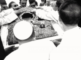 OO.paulini przygotowuja obraz M.Bozej na zmiany koron.