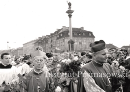 Ingres episkopatu z kosciola sw.Anny przez pl.zamkowy do katedry.Ida: abp.Karol Wojtyla,Antoni Baraniak,z bukietem kwiatow kard.S.Wyszynski.