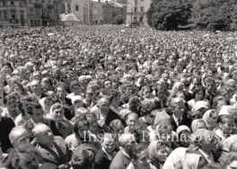 Tlum wiernych zalegajacy plac przed katedra podczas uroczystej sumy milenijnej.