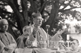 Kard.S.Wyszynski glosi homilie podczas Sumy milenijnej  Od lewej kapelan ks.Wladyslaw Padacz.