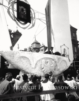 Kard. S. Wyszynski glosi  kazanie z jasnogorskiego szczytu.