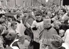 Tlumy wiernych  witaja kard.S.Wyszynskiego przybylego na uroczystosci milenijne .Bp.Edmund Nowicki - ordynariusz diec. za kard.sekretarz ks,Hieronim Gozdziewicz.