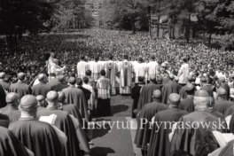 Uroczysta suma,ktora celegruje abp.Antoni Baraniak, w otoczeniu  ks. biskupow i tlumow wiernych.