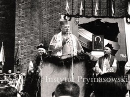 Podczas sumy milenijnej kazanie glosi kard.S.Wyszynski.