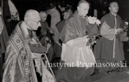 Kard.S.Wyszynski ( z bukietem kwiatow),z  bp.Jozefem Drzazga (po prawej) przybyli do prokatedry na wieczorne nabozenstwo.