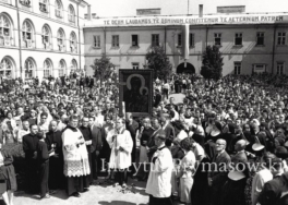 Obraz Nawiedzenia przenoszony na dziedziniec KUL.