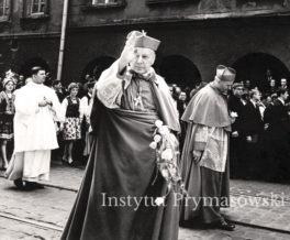 Kard.S.Wyszynski (blogoslawi) i abp.Karol Wojtyla podczas procesji  ulicami Krakowa.