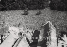 Wdok "z lotu ptaka" tlunow wiernych zebrany na placu przed szczytem.