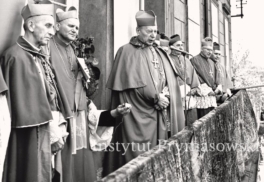 Prymas S.Wyszynski z kard.K.Wojtylaabp.A.Baraniakiem i innymi biskupamina balkonie rezydencji w Gnieznie.