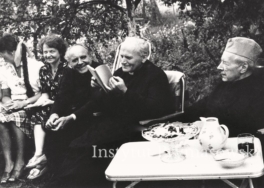 Ks. Edmund Boniewicz SAC, Barbara Dembi?ska, Hanna Ryszkowska, Anna Rastawicka, ks. Zdzis?aw Peszkowski, ks. kard. Karol Wojty?a i ks. Prymas Stefan Wyszy?ski podczas wakacji w Fiszorze.