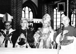 Uroczysto?ci 850-lecia Chrztu Ziemi Pomorskiej w Szczecinie. Ks. Prymas Stefan Wyszy?ski i ksi??a biskupi udzielaj? wiernym b?ogos?awie?stwa.