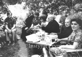 Ks. Bronis?aw Piasecki, ks. Edmund Boniewicz SAC, Anna Rastawicka, Hanna Ryszkowska, Barbara Dembi?ska, ks. kard. Karol Wojty?a, ks. Prymas Stefan Wyszy?ski i Krystyna Szajer podczas wakacji w Fiszorze.