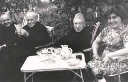 Ks. Zdzis?aw Peszkowski, ks. kard. Karol Wojty?a, ks. Prymas Stefan Wyszy?ski i Krystyna Szajer podczas wakacji w Fiszorze.
