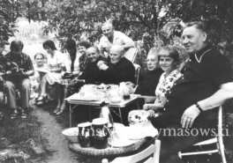 Ks. Bronis?aw Piasecki, (?), Barbara Dembi?ska, Hanna Ryszkowska, Anna Rastawicka, ks. Zdzis?aw Peszkowski, p. J. Mucha (kierowca ks. kard. Wojty?y), ks. kard. Karol Wojty?a, ks. Prymas Stefan Wyszy?ski, Jadwiga Je?owicka i p. Stanis?aw Maciejak (kierowca ks. Prymasa)  podczas wakacji w Fiszorze.