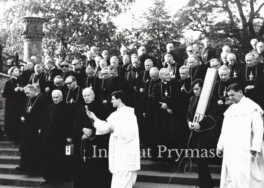 Rekolekcje Episkopatu Polski na Jasnej Górze w dniach 1-4.09.1971r. Na Jasnogórskich wa?ach ksi??a biskupi odmawiaj? ró?aniec; przewodniczy ks. Prymas Stefan Wyszy?ski.