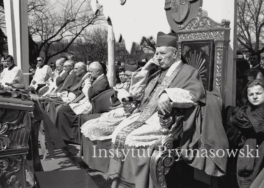 Na fotelu prymas  S.Wyszynski,XX.Biskupi  podczas uroczystosci Sw.Wojciecha.