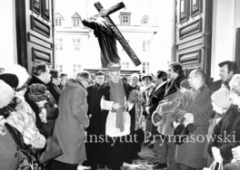 Prymas S.Wyszynski  w drzwiach kosciola  Sw.Krzyza  gdzie bedzie glosilserie  "Kazan  Swietokrzyskich" witanyprzez wiernych.