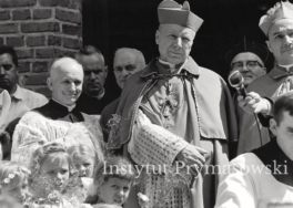 Kard. S.Wyszynski w otoczeniu duchownych i dzieci przed wyjazdem z Fromborka.