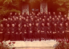 Biskupi zebrani na konferencji  Eiskopatu.W ogrodzie Domu  Abp.Warszawskich na Miodowej.