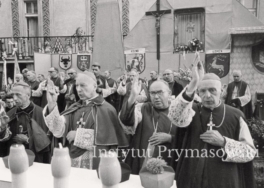 Abp.A.Baraniak,Prymas S.Wyszynski,abp.Boleslaw Kominek,bp.Czeslaw Falkowski, wraz z innymi biskupami udzielaja blogoslawianstwa.W glebi obok krzyza pusta rama przeznaczona dla obrazu M.Bozej nawiedzenia  zatrzymanego przez milicje.
