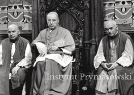 Prymas S.Wyszynski (na tronie).  Od prawej  kapelan ks. Wladyslaw Padacz.