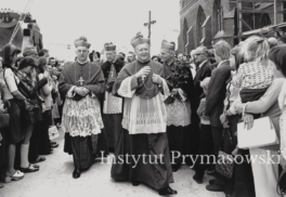 Uroczysto?ci 850-lecia Chrztu Ziemi Pomorskiej w Szczecinie. Od lewej: (?), ks. Prymas Stefan Wyszy?ski, ks. bp Jerzy Stroba i ks. kard. Karol Wojty?a
