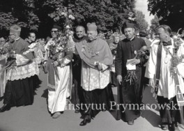 Powitanie pielgrzymów 257 Warszawskiej Pielgrzymki Pieszej przez ks. Prymasa Stefana Wyszy?skiego na ulicach Cz?stochowy.