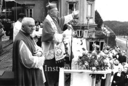 Ks. Prymas Stefan Wyszy?ski przemawia ze szczytu Jasnej Góry.