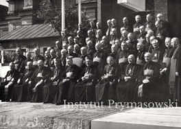 Episkopat - podczas uroczystosciXX-lecia organizacji Kpsciola na Ziemiach Zachodnich.W I rzedzie od lewej:Bp.NN,bp.MichalKlepacz,abp.B.Kominek,abp.AntoniBaraniak,Prymas S.Wyszynski,Bp.NN.abp.K.Wojtyla,bp.P.Kalwa,bp.F.Jop.